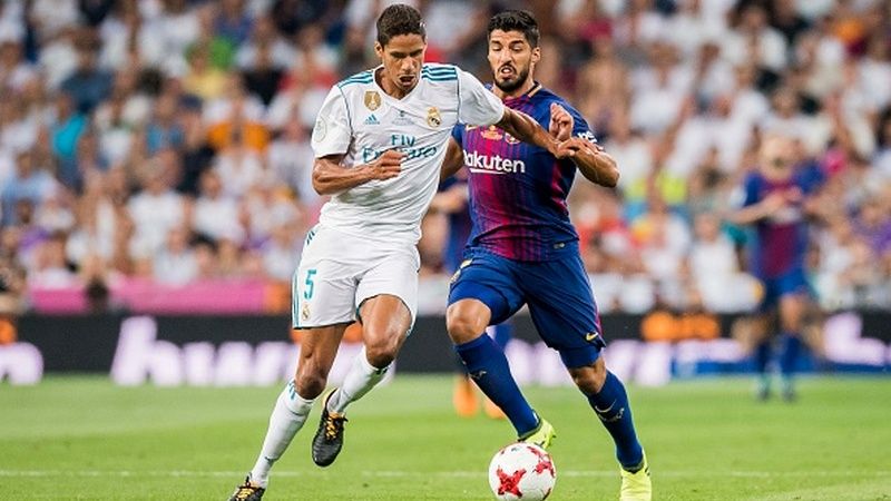 Raphael Varane vs Luis Suarez Copyright: © INDOSPORT