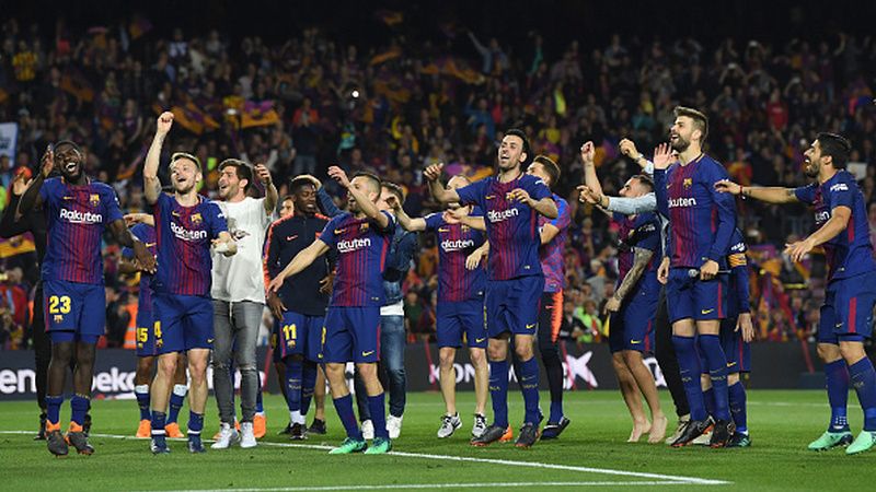 Skuat Barcelona merayakan keberhasilan menahan Real Madrid di Camp Nou. Copyright: © INDOSPORT