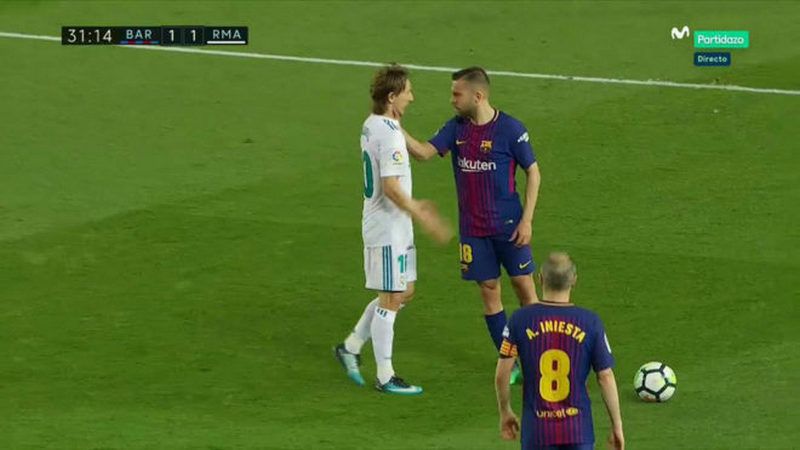 Jordi Alba Cekik Luka Modric Copyright: © INDOSPORT