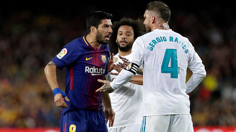 Luis Suarez melakukan protes kepada Sergio Ramos. Copyright: © INDOSPORT