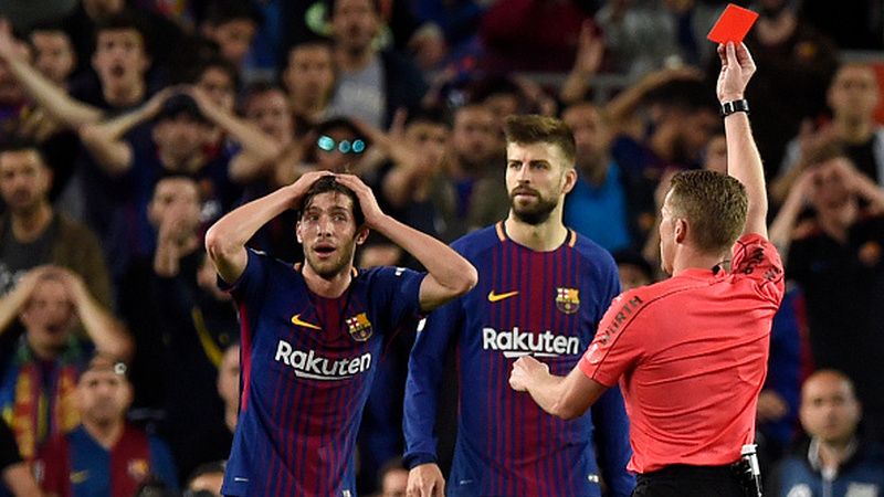 Sergi Roberto mendapatkan kartu merah. Copyright: © INDOSPORT