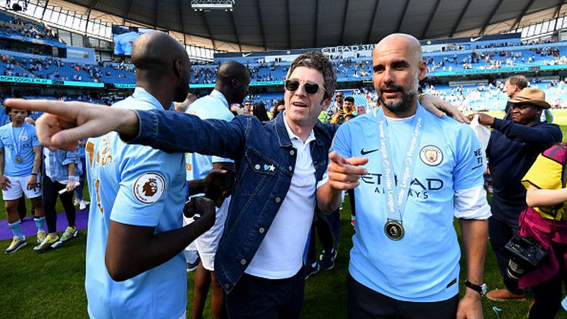 Noel Gallagher dan Pep Guardiola merayakan keberhasilan Manchester City. Copyright: © INDOSPORT