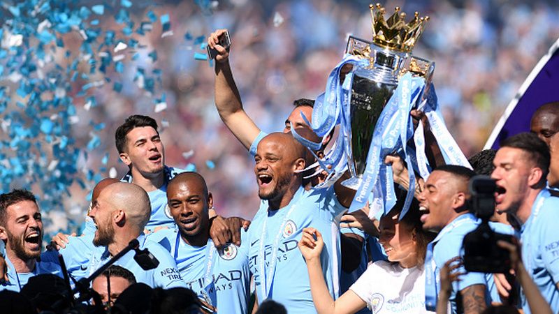 Vincent Kompany dan skuat Man City merayakan trofi Liga Primer Inggris. Copyright: © INDOSPORT