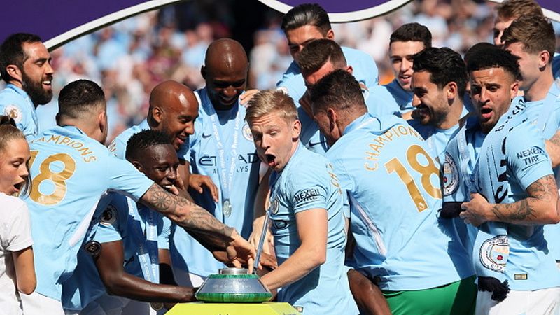 Skuat Manchester City melongo melihat trofi Liga Primer Inggris terjatuh. Copyright: © INDOSPORT