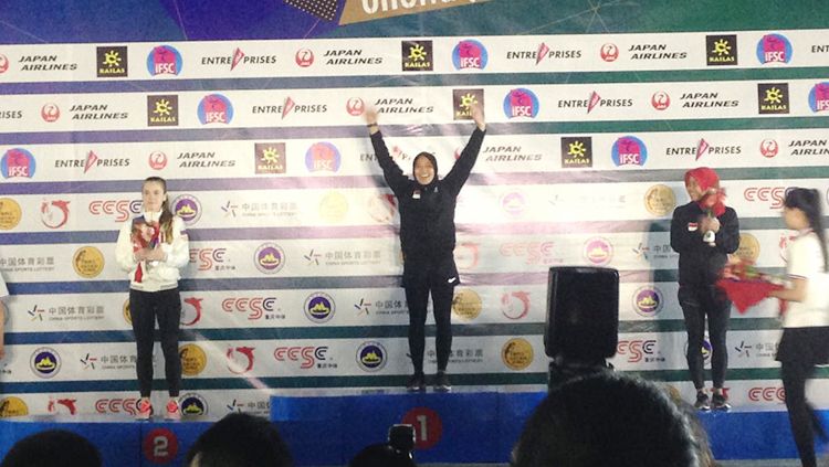 Aries Susanti Rahayu mengangkat kedua tangannya setelah naik di podium dan menjadi yang tercepat dalam kejuaraan dunia panjat tebing di Chongqing, China Copyright: © HUMAS FPTI