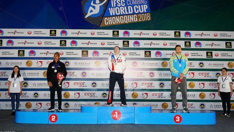 Aspar Jaelolo harus puas dengan medali perak dan berdiri di podium nomor dua dalam kejuaraan dunia panjat tebing di Chongqing, China. Copyright: © HUMAS FPTI