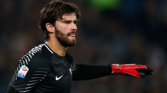 Jurgen Klopp urungkan niatnya untuk bayarAlisson Becker, setelah tawaran harga yang diajukan AS Roma. Copyright: © Daily Express