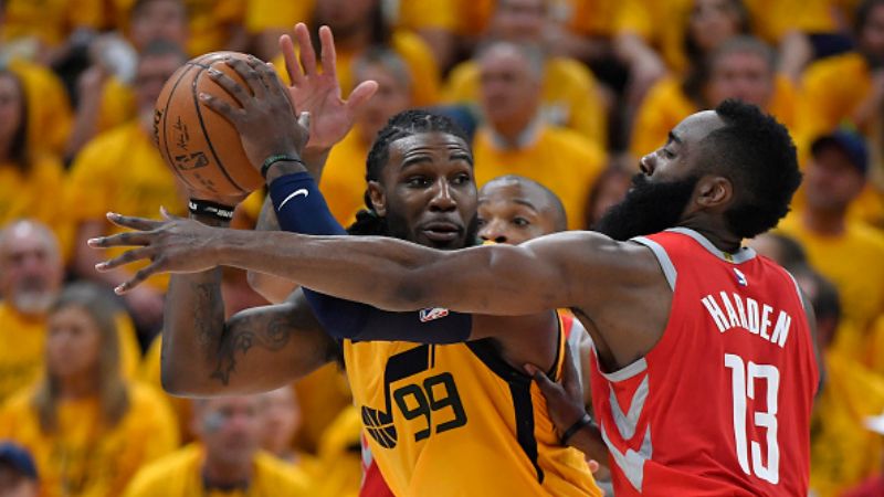 Shooting Guard Houston Rockets, James Harden (kanan) berduel dengan power forward Utah Jazz, Jae Crowder. Copyright: © INDOSPORT