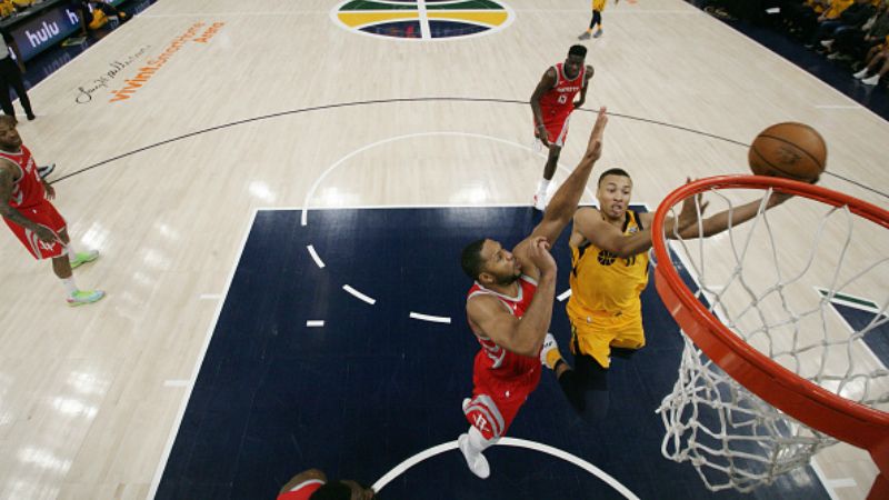 Duel antara pemain Houston Rockets vs Utah Jazz. Copyright: © INDOSPORT