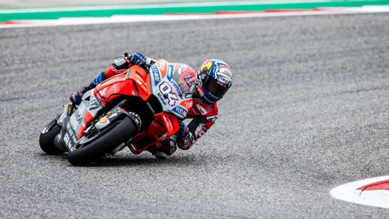 Pembalap Ducati Team, Andrea Dovizioso mengaku dirinya tak setuju dengan aturan baru yang akan laksanakan pada MotoGP 2020 nanti. Copyright: © INDOSPORT
