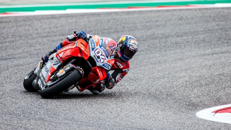 Dalam balapan MotoGP Prancis 2020 yang berlangsung Minggu (10/10/20) lalu, Andrea Dovizioso hanya bisa finish di posisi empat. Copyright: © INDOSPORT