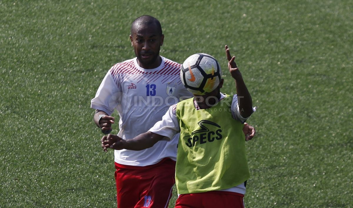 Duel dua pemain Persipura Jayapura saat latihan. Copyright: © INDOSPORT/Herry Ibrahim