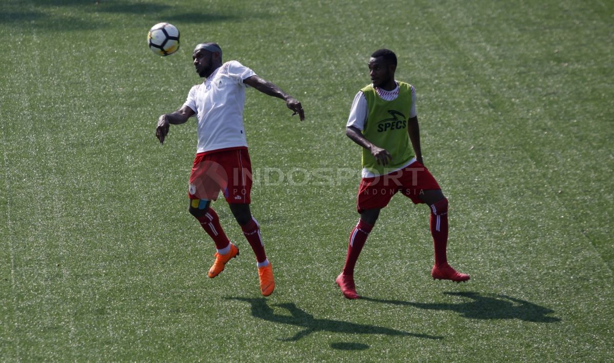 Latihan Persipura. Copyright: © INDOSPORT/Herry Ibrahim