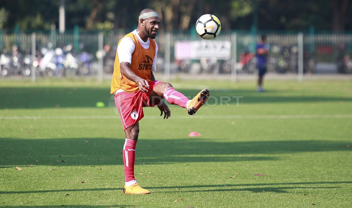 Striker Persipura, Boaz Solossa. Copyright: © INDOSPORT/Herry Ibrahim