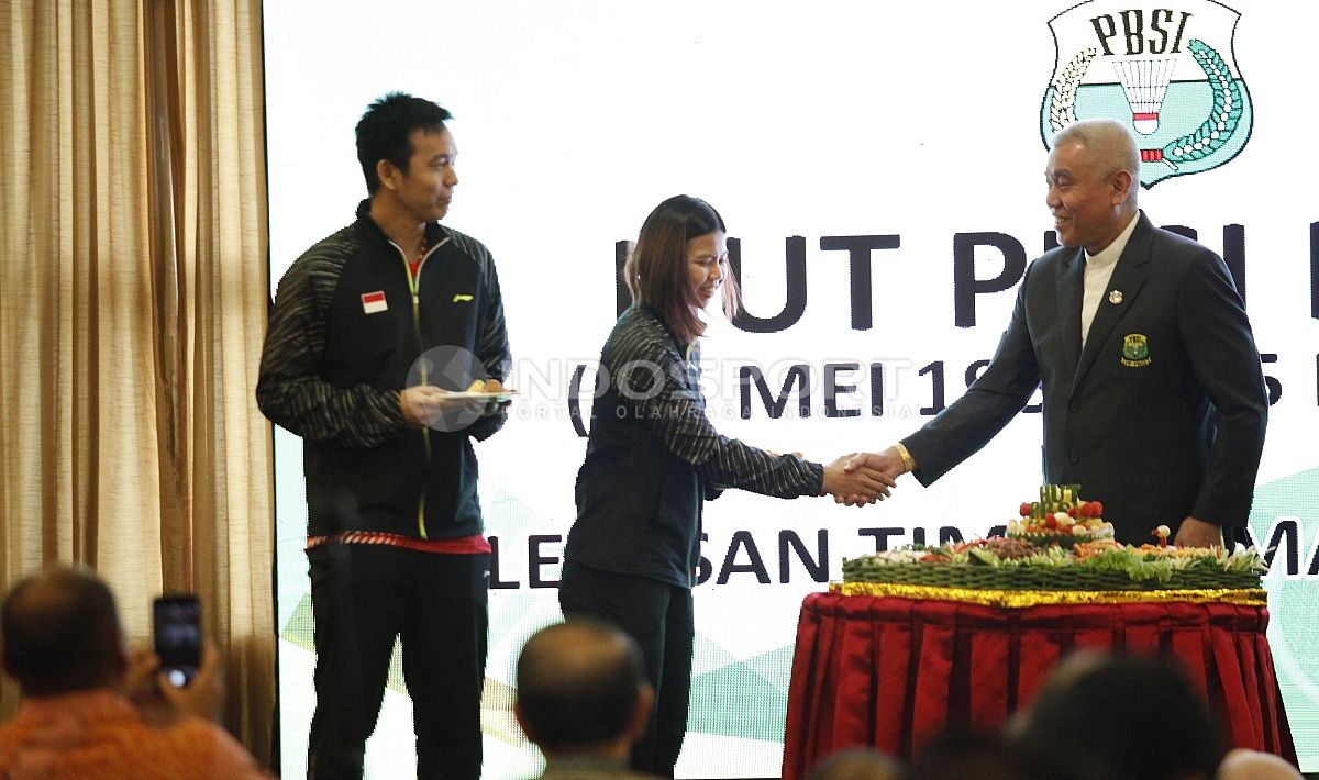 Pemberian potongan tumpeng kepada kapten Piala Uber, Greysia Polii. Copyright: © INDOSPORT/Herry Ibrahim