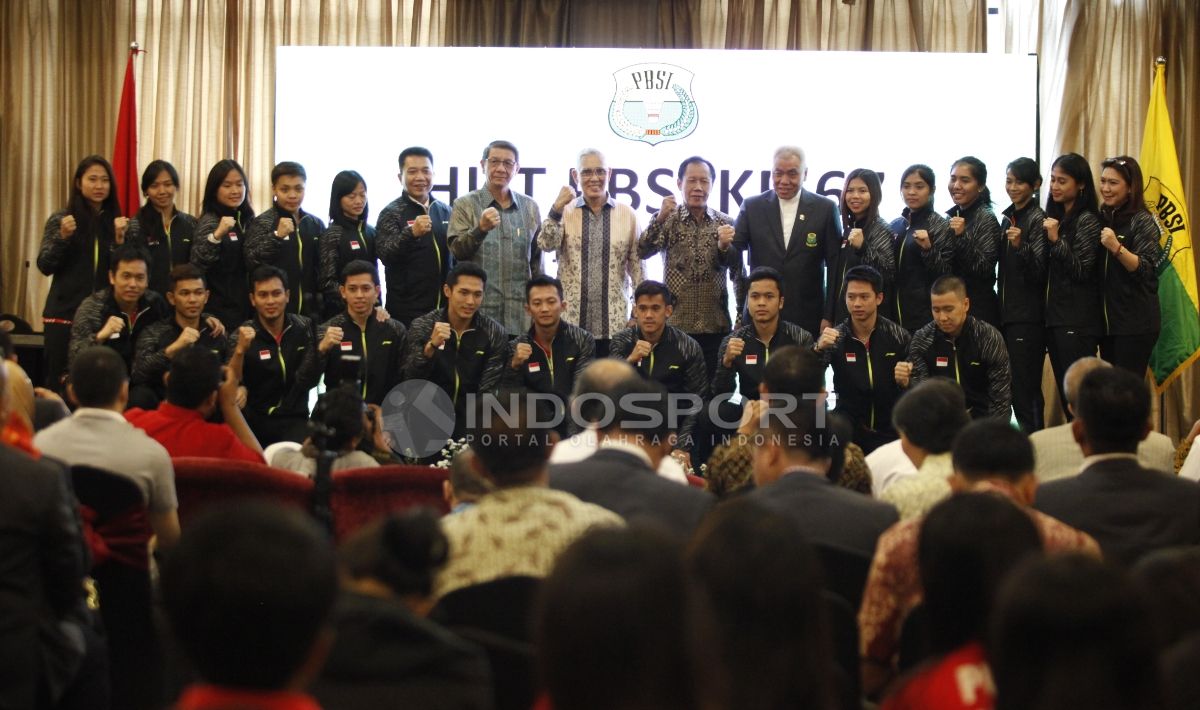 Skuat Thomas dan Uber Cup Indonesia foto bersama bersama pengurus PBSI. Copyright: © INDOSPORT/Herry Ibrahim