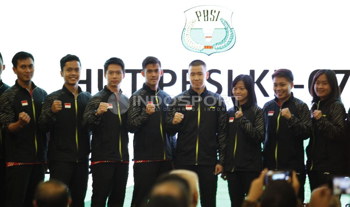 Skuat Thomas dan uber Cup Indonesia foto bersama. Copyright: © INDOSPORT/Herry Ibrahim