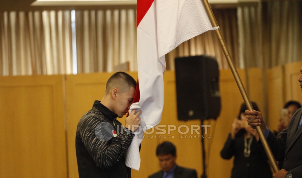 Pemain ganda putra, Marcus Fernaldi Gideon mencium bendera Merah Putih. Copyright: © INDOSPORT/Herry Ibrahim