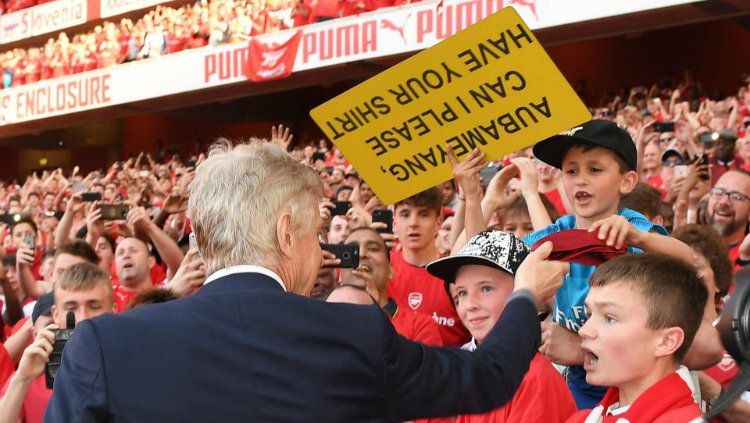 Aksi terpuji Arsene Wenger. Copyright: © Reuters