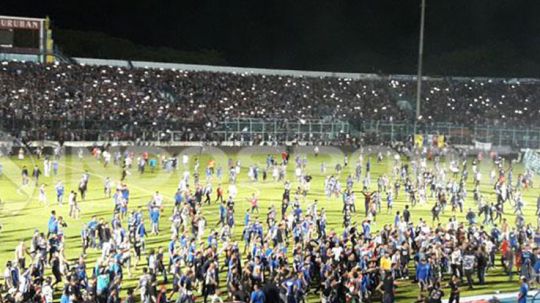 Kerusuhan usai laga Arema FC melawan Persib Bandung. Copyright: © Ian Setiawan/INDOSPORT