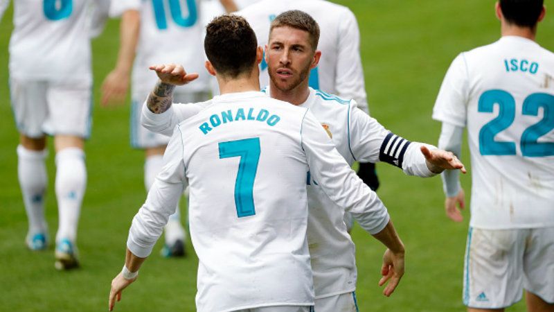Cristiano Ronaldo dan Sergio Ramos, dua pemain bintang Real Madrid. Copyright: © INDOSPORT
