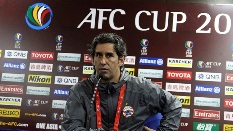 Pelatih Persija saat konferensi pers usai laga Home United vs Persija. Copyright: © Media Persija