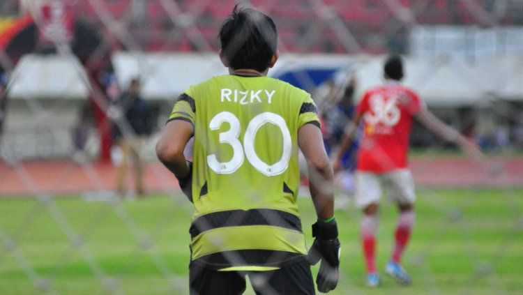 Kiper kedua Persija Jakarta, Muhammad Rizky Darmawan. Copyright: © Twitter/@rizkydarmawaaan