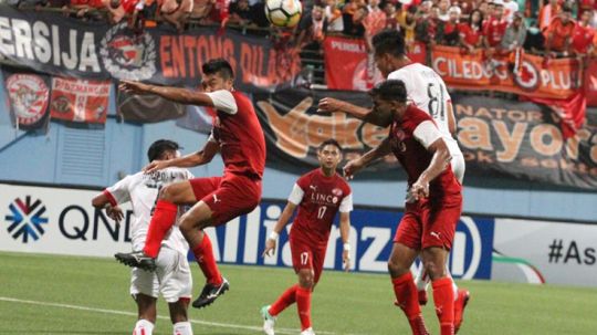 Salah satu aksi duel dalam laga Home United vs Persija Jakarta. Copyright: © Media Persija