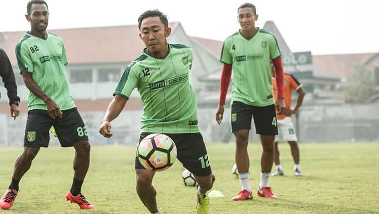 Irfan Jaya saat tiba di Samarinda. Copyright: © Media Persebaya