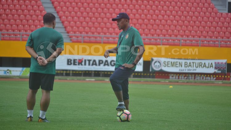 Rahmad Darmawan dalam latihan Sriwijaya FC. Copyright: © Muhammad Effendi/INDOSPORT