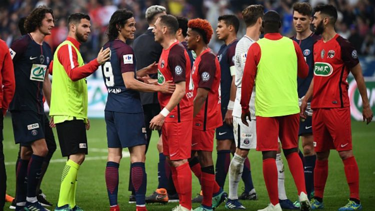 Para pemain PSG dan Les Herbiers saling bersalaman usai laga. Copyright: © INDOSPORT