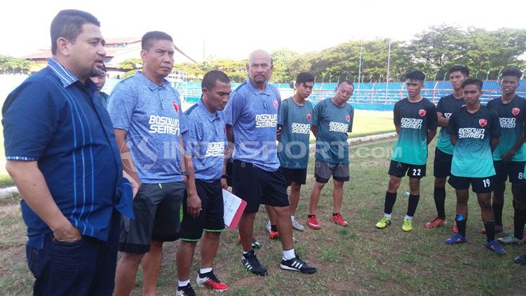 Eks pelatih Persib di latihan PSM Makassar. Copyright: © Wira Wahyu Utama/INDOSPORT