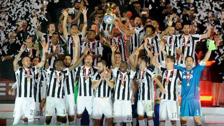 Juventus saat mengangkat trofi Coppa Italia. Copyright: © twitter.com/juventusfcen