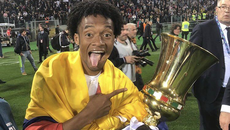 Penyerang Juventus, Juan Cuadrado dengan trofi Coppa Italia Copyright: © twitter.com/juventusfc