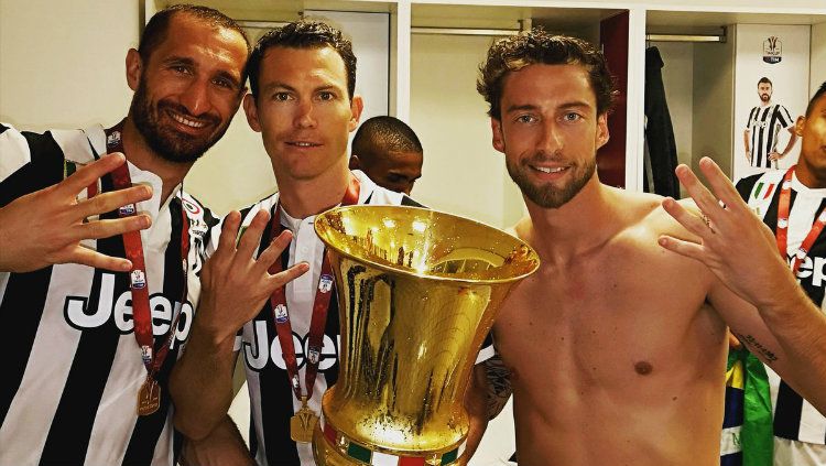 Para pemain Juventus berpose dengan trofi Coppa Italia. Copyright: © twitter.com/juventusfc