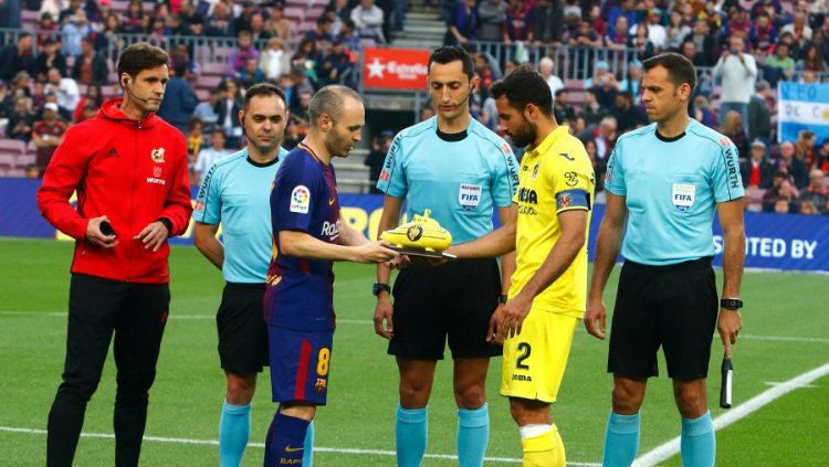 Andres Iniesta mendapat kenang-kenangan dari Villarreal Copyright: © twitter.com/LaLigaEN