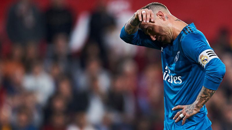 Penyesalan Sergio Ramos pasca gagal tendangan penalti. Copyright: © INDOSPORT