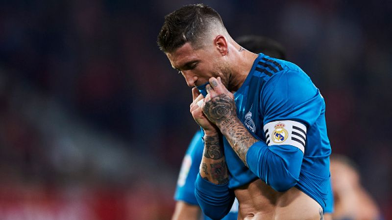Penyesalan Sergio Ramos pasca gagal tendangan penalti. Copyright: © INDOSPORT