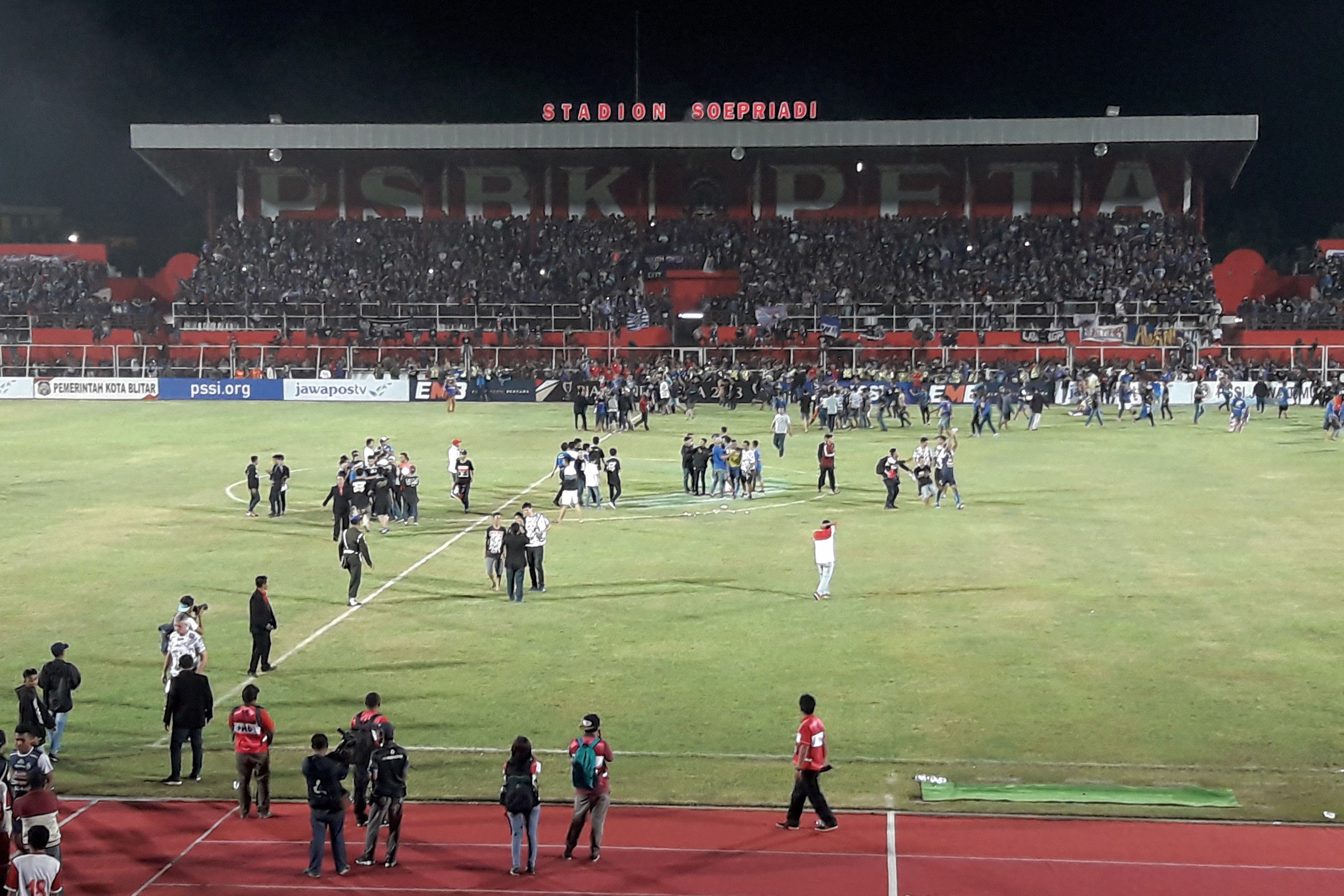 Aremania merayakan kemenangan di markas PSBK Blitar Copyright: © INDOSPORT/Ian Setiawan