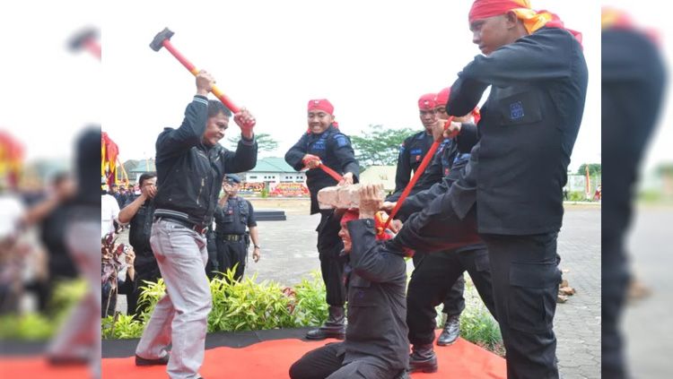 Tarung Drajat, olahraga wajib pasukan militer Indonesia. Copyright: © urusandunia.com