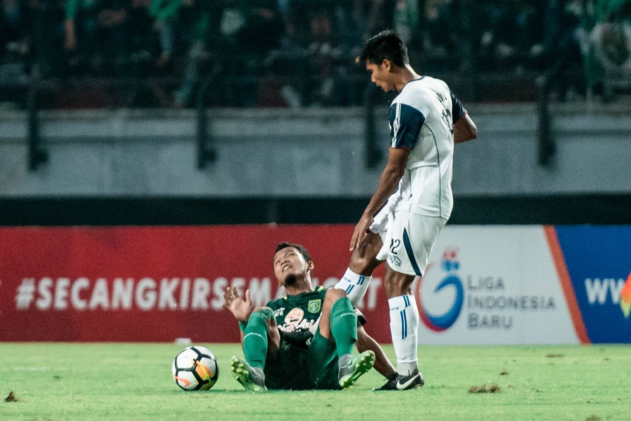 Oktafianus fernando saat dilanggar pemain arema fc Copyright: © Media Persebaya