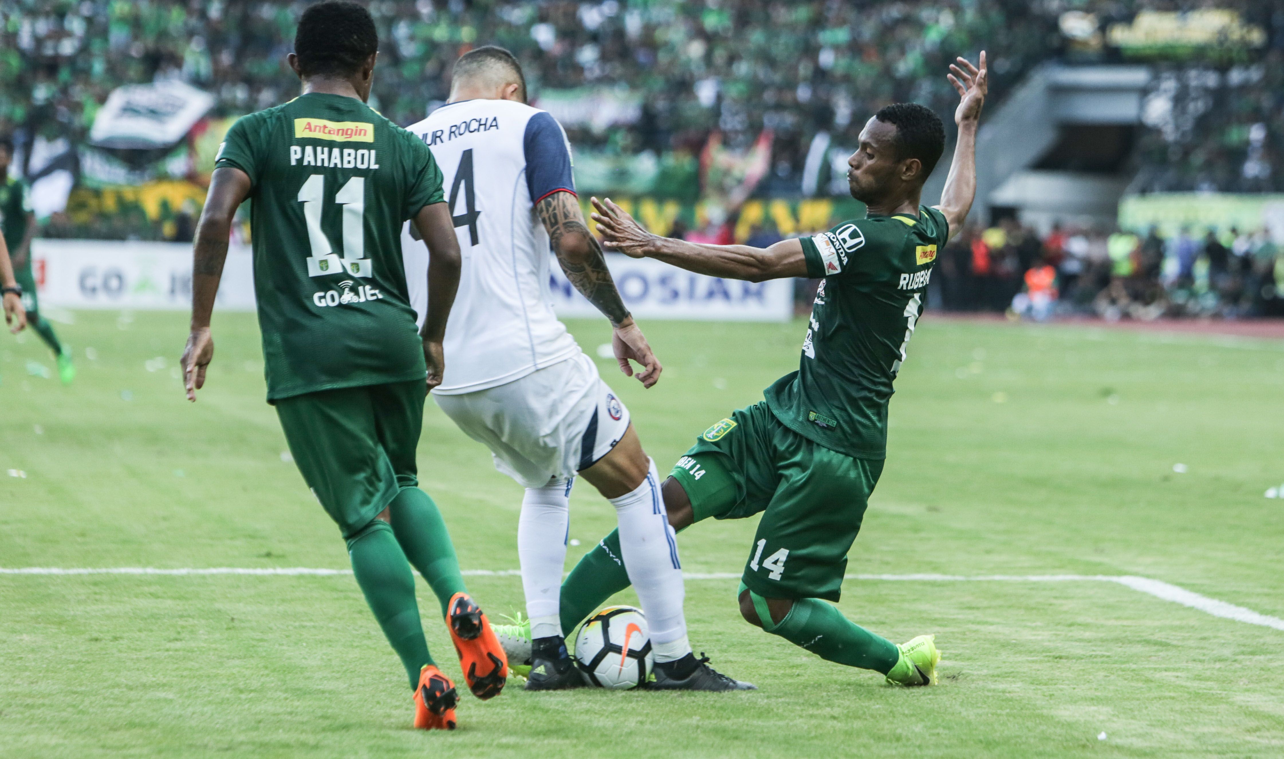 Ruben sanadi berusaha menghadang laju pemain arema fc. Copyright: © Media Persebaya