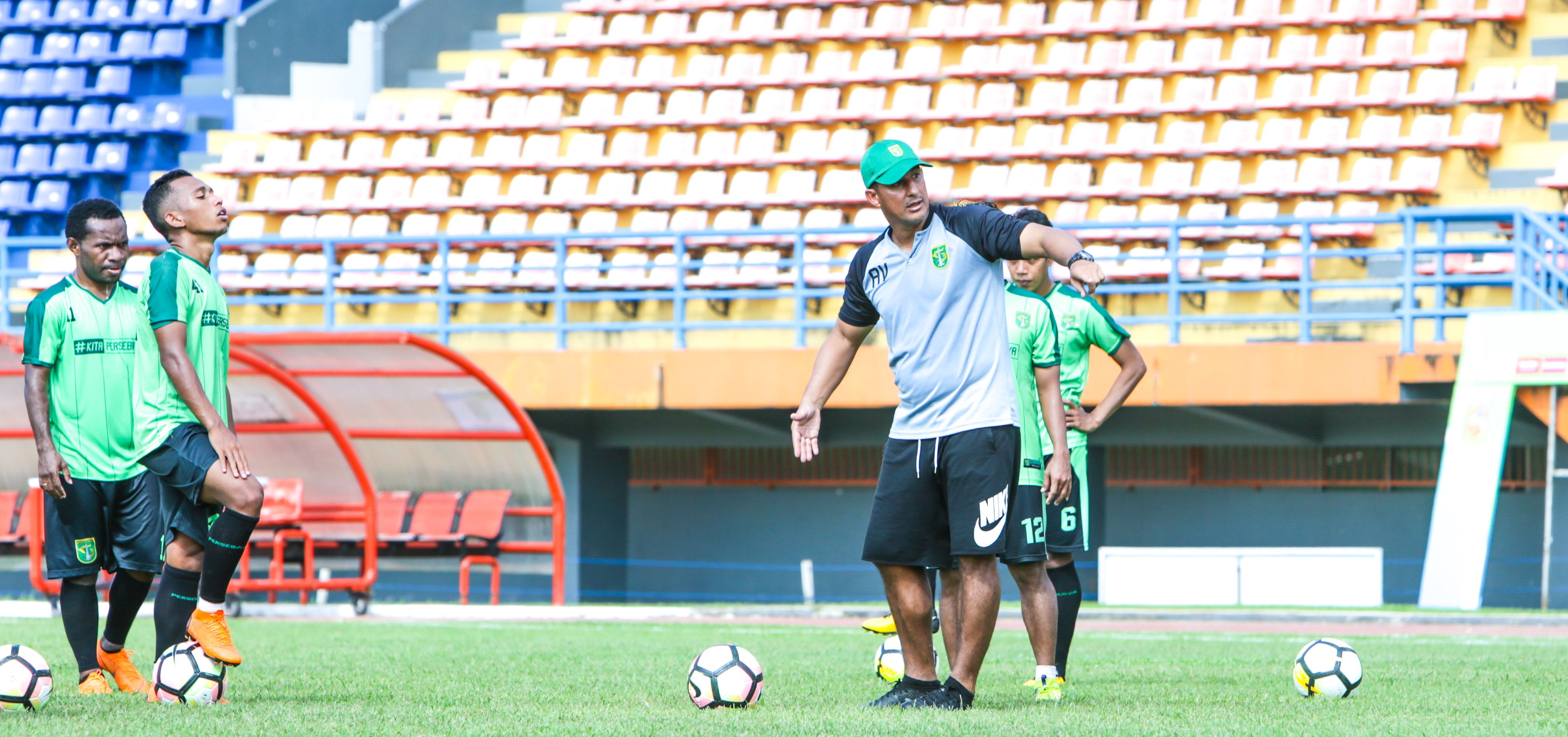 Alfredo Vera memimpin latihan. Copyright: © Media Persebaya