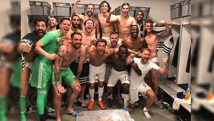 Skuat Juventus saat berpose di ruang ganti. Copyright: © instagram@miralem_pjanic