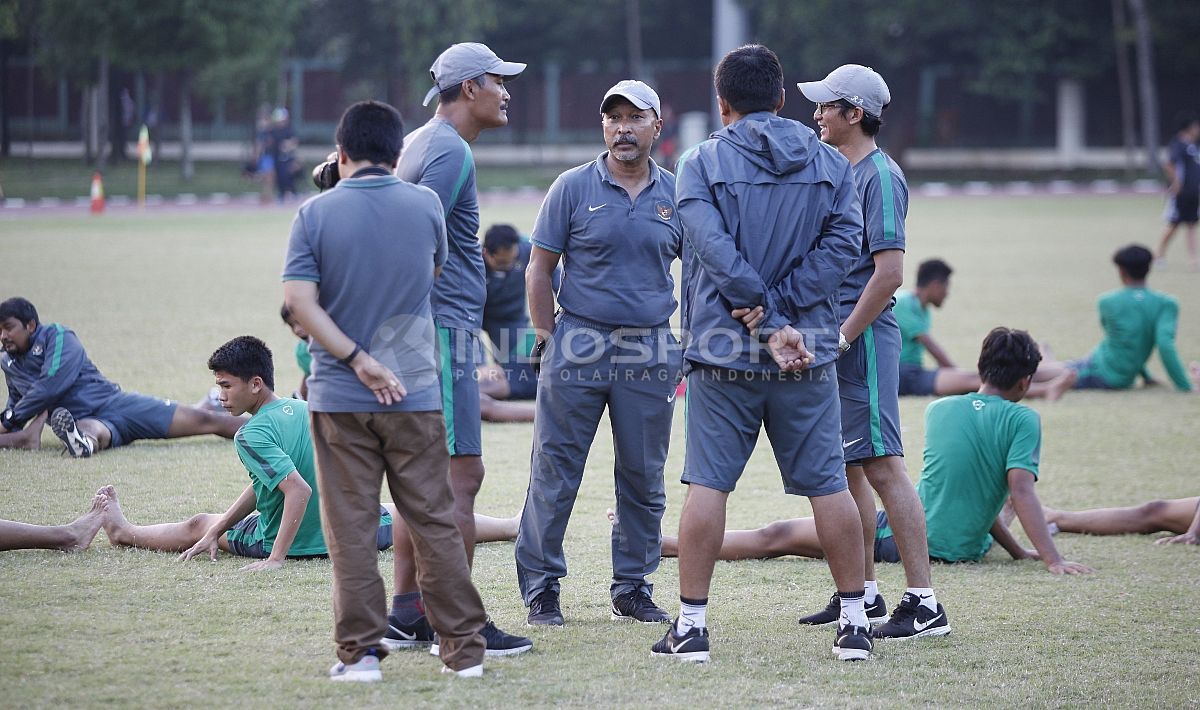 Pelatih Timnas U-16, Fakhri Husaini (tengah) berdiskusi dengan tim pelatih usai tim nya ditaklukkan tim Topskor U-16 Selection. Copyright: © Herry Ibrahi/INDOSPORT.COM