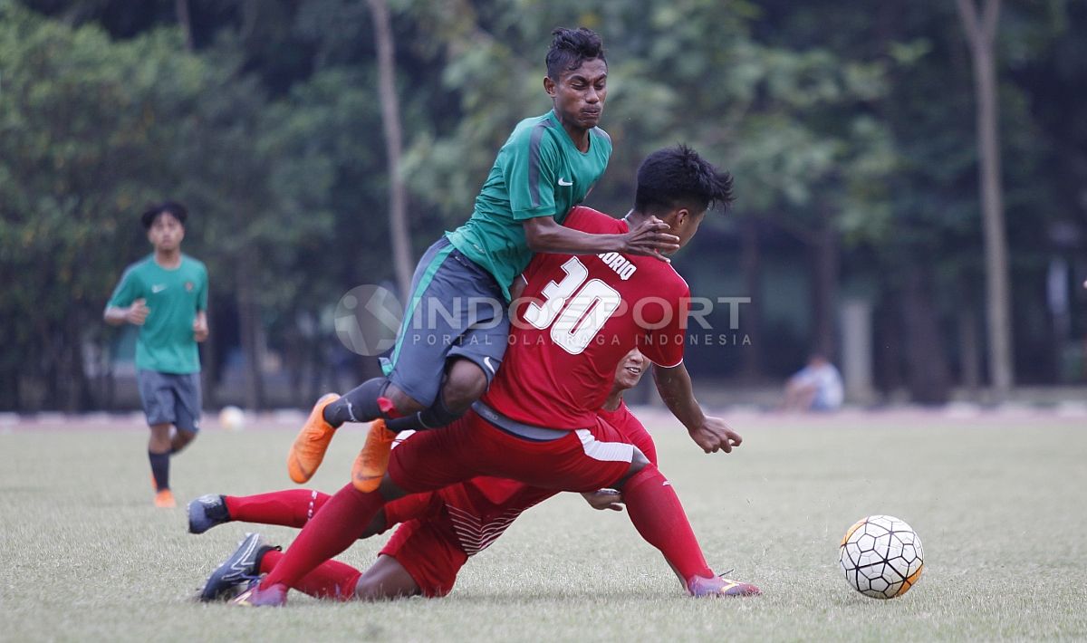 Aksi Hamsa Lestaluhu dihadang dua pemain Topskor. Copyright: © Herry Ibrahi/INDOSPORT.COM