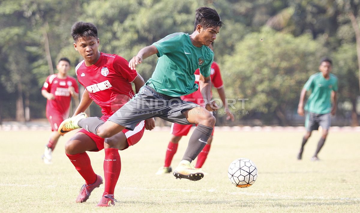 Aksi pemain Timnas U-16 melewati hadangan pemain Topskor. Copyright: © Herry Ibrahi/INDOSPORT.COM