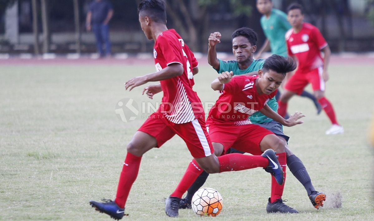 Pemain Timnas U-16 gagal merebut bola dari pemain Topskor. Copyright: © Herry Ibrahi/INDOSPORT.COM