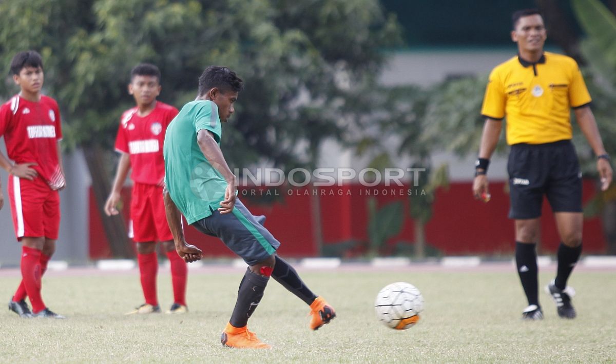 Eksekusi tendangn penalti Hamsa Lestaluhu ke gawang tim Topskor. Copyright: © Herry Ibrahi/INDOSPORT.COM