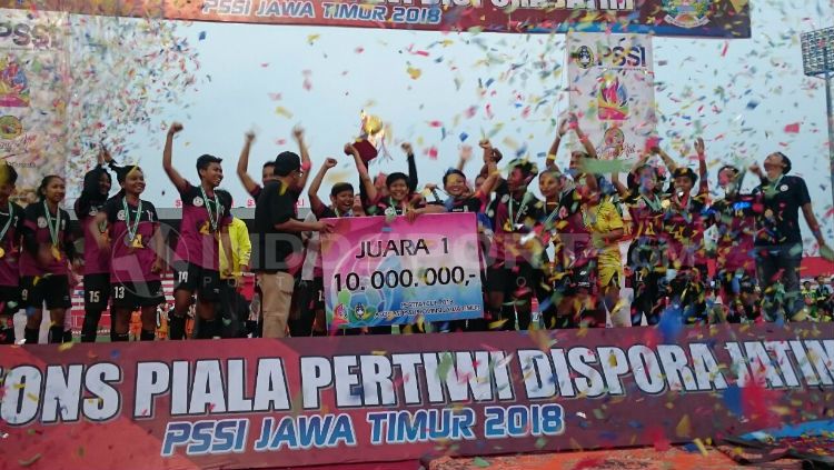 Candra Kirana Juara Pertiwi Cup 2018 Regional Jatim, salah satu kompetisi sepak bola putri yang ada di Indonesia tahun lalu. Copyright: © Zainal Hasan/INDOSPORT